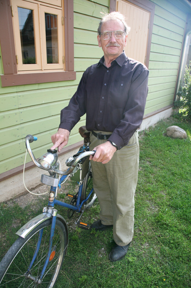 Tõnu Anton koos omavalmistatud rattaga oma kodu hoovis Võru kesklinnas.       Foto: Võrumaa Teataja