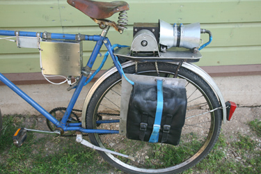 Jalgratta olulised komponendid: akud rataste kõrval, mootor pakiraami peal ja elektroonikaplokk istumise juures. Foto: Võrumaa Teataja