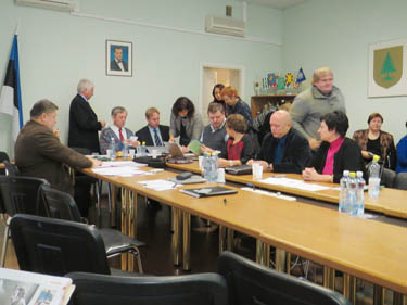 Käimas on komisjonide juhtide valimine. Pildi keskel on uued volikogu liikmed Inge Järvpõld (vasakult viies) ja Anti Paap (vasakult kuues). Foto: IRJA TÄHISMAA