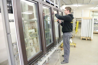 Pildil käib akende ettevalmistus RehPoli uutes tootmisruumides.        Foto: Võrumaa Teataja