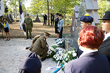 Pärgade asetamine pühapäeval Vastseliina kalmistul metsavendade mälestusmärgi jalamile. Foto: Võrumaa Teataja