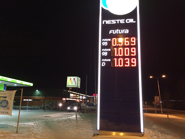 Neste tankla teisipäeva hilisõhtul – bensiini hind 0,969 eurot. Foto:Võrumaa Teataja
