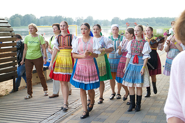 Külalised Slovakkiast möödunud aastal Võru folkloorifestivalil Tamula rannapromenaadil jalutamas.   Foto: Võrumaa Teataja