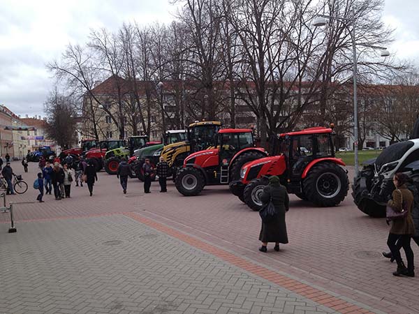 Küüni tänaval oli künnipäeval uudistamiseks rivis 16 traktorit.      Foto: VÕRUMAA TEATAJA