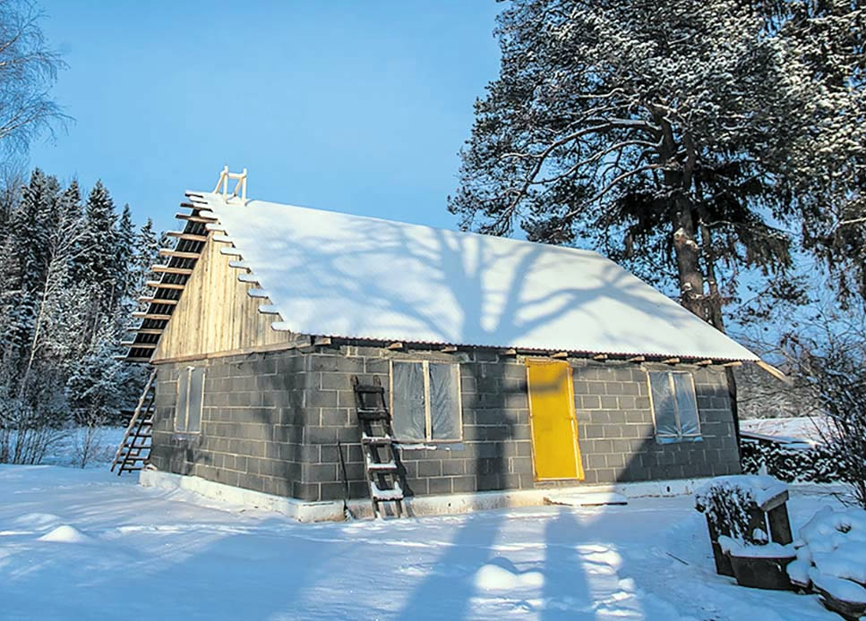 Vahe-Karjahansu talu elumaja on katuse all, kuid ilma akende, uste ja küttekolleteta. Pilt on tehtud 7. jaanuaril, mil õues paukus käre pakane. Foto: ANDREI JAVNAŠAN