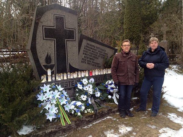 Memento Võrumaa ühenduse juhatuse liikmed Silver Sild ja Maire Kartau Võru kalmistul.  Foto: VÕRUMAA TEATAJA