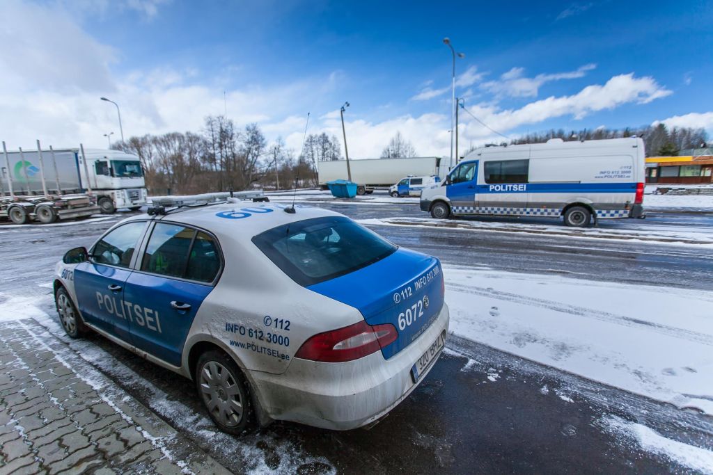 Täna (18.märts) südapäeval oli Võru Olerexi tankla taga kolm politseiautot ja üks maanteeameti sõiduk. Jevgeni Gribovi auto paistab tagaplaanil. Foto: ANDREI JAVNAŠAN