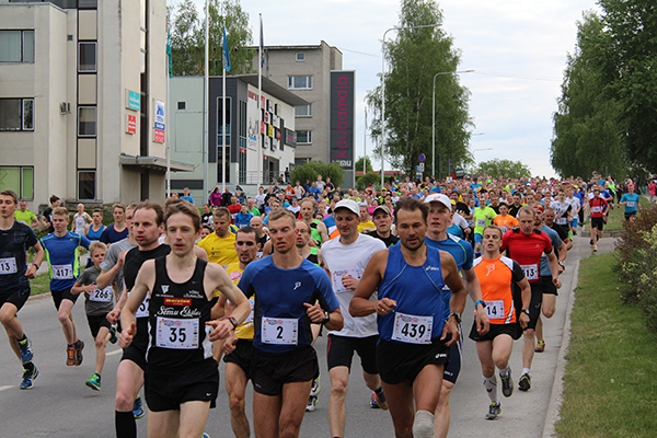 Väimela jooksu võitja Ivar Ivanov (nr 35) kohe pärast starti.  Foto: AIGAR NAGEL