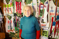 Vahva vanaema Karin Laine oma kodus Rõuges medalitest ümbritsetuna.     Foto: Võrumaa Teataja