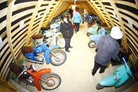 Külastajad uudistamas vanu mootorrattaid Kaldemäe hosteli tsiklimuuseumis. Foto: ANDREI JAVNAŠAN