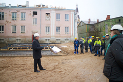 Riigi kinnisvarafirma juht Jaak Saarniit peab ehitajatele kõnet, taustal paistab Võru kirikukooli vana maja. Foto: Võrumaa Teataja