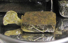 Maksu- ja tolliameti poolt leitud sünteetilise kanepi pakike.    Foto: MAKSU- JA TOLLIAMET