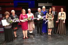 Pärast kätlemistseremooniat kogunesid autasustatud ühispildi tegemiseks teatrisaali lavale. Pildil on Ere Raag (vasakult), Eda Veeroja, Kaidi Järvpõld, Külli Eichenbaum, Väino Repp, Anneli Roosmäe, Angela Järvpõld, Andres Kõiv ja Mailis Koger.  FOTO: VÕRUMAA TEATAJA