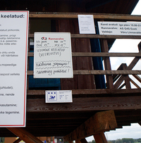 Rannavalve-torni juurde on välja pandud ujumist keelavad  sildid. Foto: Võrumaa Teataja