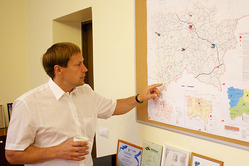 Võru maavanem Andres Kõiv näitab kaardil, kui kaugele on jõudnud seakatk metsas.