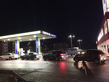 31. jaanuari õhtul oli Maksimarketi juures asuvas Neste automaattanklas bensiini järjekord. Tankimine võttis tavapärasest rohkem aega, sest kütust võeti ka kanistritesse.    Foto: KADI ANNOM