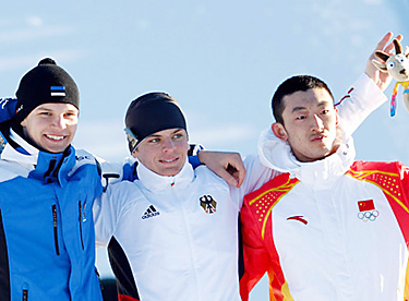 Rene Zahkna (vasakul), Niklas Homberg ja Fangming Cheng lilletseremoonial. Foto: INTERNET