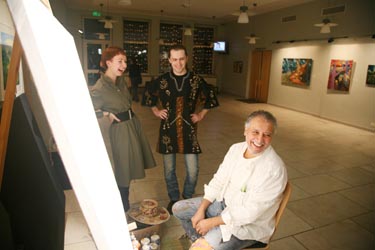 Näituse korraldajad Jana Huul (vasakul) ja Andrus Raag koos Mehhiko kunstniku Leno Morfiniga enne toidu-teemalise näituse avamist Võru Kandle fuajees.  Foto: Võrumaa Teataja
