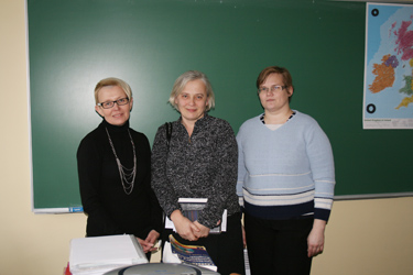 Abiturientidele jagasid soovitusi Võru Kreutzwaldi gümnaasiumi õpetajad Eve Unt (inglise keel, vasakul), Kaja Kenk (ajalugu ja ühiskond) ning Annika Paltsepp (matemaatika). Foto: MAARJA ROON
