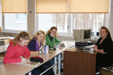 Värska gümnaasiumis oli kolmapäeval 8. klassi vene keele tunnis vaid kolm õpilast 13-st.  Foto: MAARJA ROON