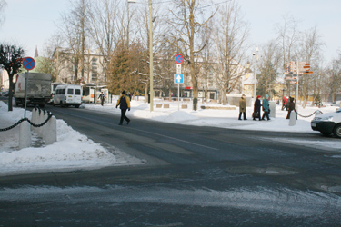 Üks jalakäijate poolt armastatuim tänava ületamiseks vale koht Jüri ja Vabaduse tänava ristmikul. Foto: MAARJA ROON