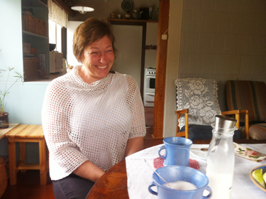 Inara Luigas talle omaselt heatujulisena omas kodus söögitoa laua ääres intervjuud andmas Saare talus Mikitamäe vallas Põlvamaal. Foto: INNO TÄHISMAA