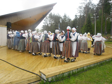 Kõike näinud memmed-taadid ei lasknud ennast vihmasajust segada ja kepsutasid rõõmsalt tantsu vihtuda.  Foto: AIVE HANSI