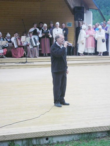Kehva ilma trotsivatele pidulistele pidas avakõne vallavanem Aare Hollo. Foto: AIVE HANSI