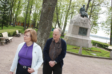 Kirsti-Paukkunen-Jämsen ja Osmo Jämsen Võrus Kreutzwaldi pargis.      Foto: JOOSEP AADER