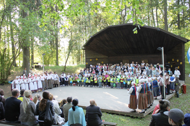 Rõuge valla seitsmendal laulu- ja tantsupeol esinesid Rõuge lasteaia, põhikooli ning rahvamaja lauljad-tantsijad. Foto: BIRGIT PETTAI