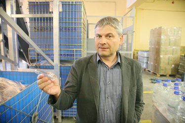 ASi Värska Vesi juht Urmas Jõgeva näitab toorikut, millest masin puhub plastist joogiveepudeli. Peatselt hakkavad liinidelt tulema klaasist joogipudelid.  Foto: INNO TÄHISMAA