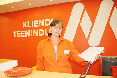 Võru Maksimarketi klienditeenindaja petitsioone käes hoidmas. Foto: MAARJA KAIV
