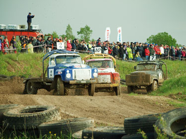 Võidukad võrulased Mikk Mäesaar (auto nr 2), Sigmar Tammemägi (10) ja Toomas Repp (7) finiši poole kihutamas.	Foto: ERAKOGU