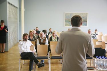 Pildil on maavanem Andres Kõiv maaelu konverentsist osavõtjaid tervitamas reede hommikul Kandle väikses saalis. Esireas istub Võrumaa Heiferi projektijuht Aigar Piho. 	Foto: INNO TÄHISMAA