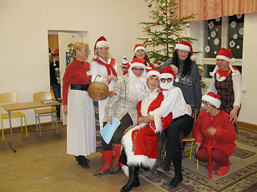 Õpetajate jõulunäidend. Seisavad Helve Sibul (vasakult), Eva Aader, Karin Raudik, Kaja Kunz, Karin Tepaskent. Esireas Maia Mikk, Ülle Tamm, Aare Rätsepp, Helga Ilves. Foto: ERAKOGU