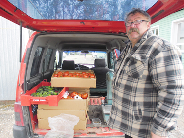 Võru turult saab lõpuks ka kohalikku tomatit osta.   Foto: AIVE HANSI