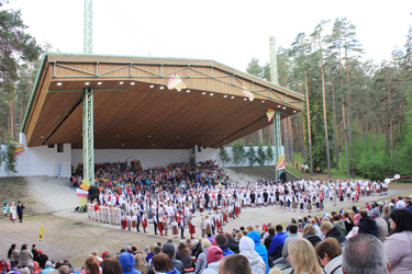 Laupäeval kogunesid Võrumaa lauljad, tantsijad, võimlejad ning pillimängijad taas Kubija vabaõhulavale Võrumaa laulu- ja tantsupeole „Suvekillud”.  Foto: BIRGIT PETTAI