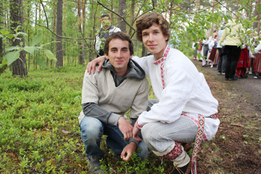 Tuntud kooripoisid Demy Tiisler (vasakul) ja Magnus Musto (paremal), kes on laulmisega tegelenud juba alates neljandast eluaastast. Foto: BIRGIT PETTAI