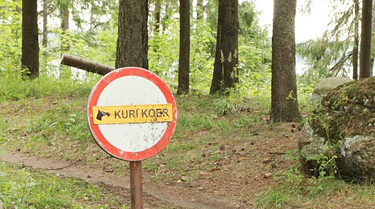 Pilt Kirikujärve loodushoiualalt, kus matkaraja alguses heidutatakse matkajaid ähvardava märgiga. Koera ei kuulnud olevatki, vaid purjekil džiibimehed jaurasid järve ääres. Foto: VAIKO TIGANE