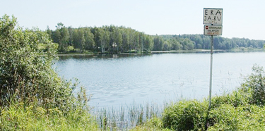Punde (ka Luiga) järve ääres Urvaste ürgorus ootab turiste selline silt.  Foto: VAIKO TIGANE