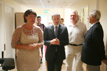 Sotsiaalminister Hanno Pevkur (keskel) tutvumas renoveeritud ruumidega, temast vasakul haigla juhatuse liige Külli Raup.	 Foto: INNO TÄHISMAA