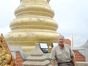 Valdo Randpere oma unistuste Taimaal ühe Buddha templi juures. Foto: ERAKOGU