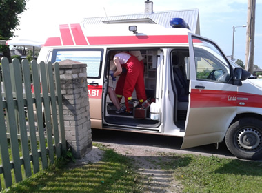 Kiirabiarstid tohterdamas õnnetult kukkunud Hannat. FOTO: Aigar Nagel