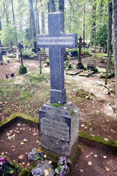 Jaan ja Liisu Sandra hauaplats uhke kiviristiga Vastseliina kalmistul.   Foto: KADI HAINAS