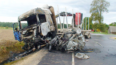Eile hommikul süttisid Lasva vallas Puusepa külas Võru–Räpina  maantee 5. kilomeetril toimunud kokkupõrke tagajärjel veo- ja sõiduauto. Sõiduauto juht hukkus. Foto: LÕUNA PREFEKTUUR