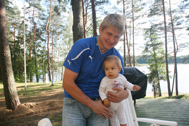 Riigikogu liige Meelis Mälberg oma unelmate kodu terrassil Värskas koos 11-kuuse tütre Martaga.	  Foto: Võrumaa Teataja