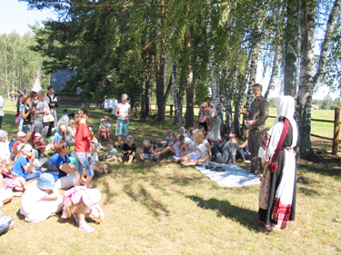 Pildikesi noorte setude tegemistest kuningriigi lastepäevalt. Foto: MAARJA ROON