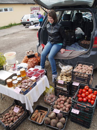 Põlvamaalt Sõreste külast pärit noor turumüüja Kärili Rosental pakkus kartuleid, porgandeid, kurki, küüslauku jms.  Foto: JOOSEP AADER