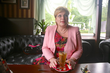 Riigikogu liige Ester Tuiksoo andmas intervjuud Võrus 23. juulil Pankuri pubis.	  Foto: INNO TÄHISMAA