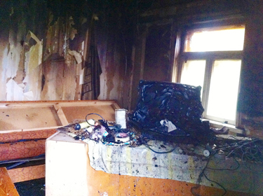 Põlenud toas on näha laua peal teler, mis oli täielikult söestunud. Foto: INNO TÄHISMAA